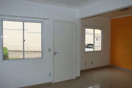 Casa de condomínio para alugar com 110m², 4 quartos e 2 vagasSala
