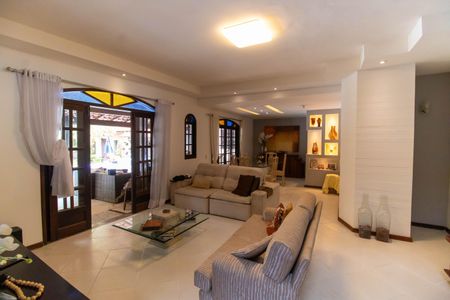 Sala de casa à venda com 5 quartos, 400m² em Itaipu, Niterói