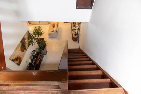 Casa à venda com 400m², 5 quartos e 6 vagasEscada