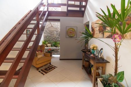 Sala de casa à venda com 5 quartos, 400m² em Itaipu, Niterói