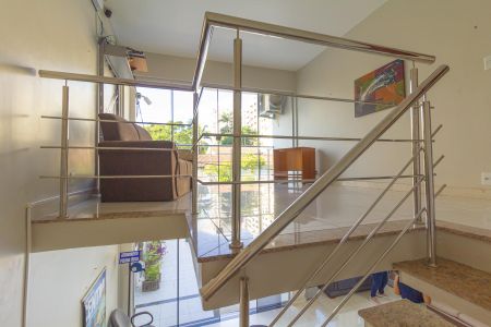 Casa à venda com 250m², 3 quartos e 7 vagas Casa à venda com 250m², 3 quartos e 7 vagasEscada/Sala de TV