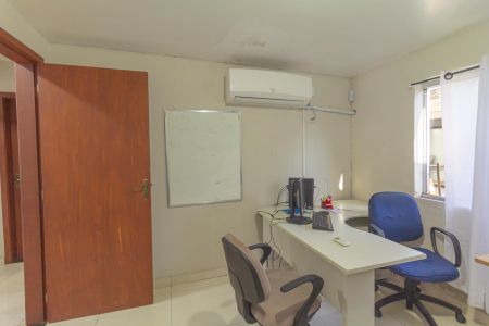 Casa à venda com 250m², 3 quartos e 7 vagas Casa à venda com 250m², 3 quartos e 7 vagasEscritório