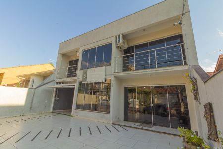 Casa à venda com 250m², 3 quartos e 7 vagas Casa à venda com 250m², 3 quartos e 7 vagasFachada