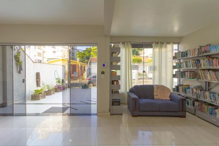 Casa à venda com 250m², 3 quartos e 7 vagas Casa à venda com 250m², 3 quartos e 7 vagasSala