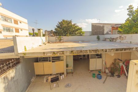 Casa à venda com 250m², 3 quartos e 7 vagas Casa à venda com 250m², 3 quartos e 7 vagasFundos