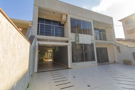 Casa à venda com 250m², 3 quartos e 7 vagas Casa à venda com 250m², 3 quartos e 7 vagasFachada