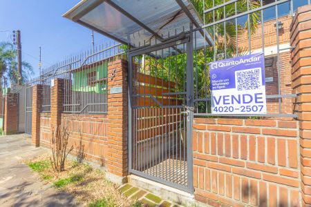 Casa à venda com 253m², 3 quartos e 5 vagas Casa à venda com 253m², 3 quartos e 5 vagasFachada