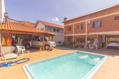 Casa à venda com 253m², 3 quartos e 5 vagas Casa à venda com 253m², 3 quartos e 5 vagasPiscina/Fundos