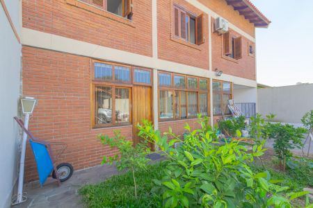 Casa à venda com 253m², 3 quartos e 5 vagas Casa à venda com 253m², 3 quartos e 5 vagasFachada Posterior