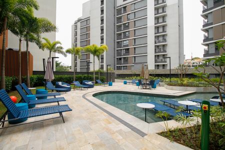 Apartamento à venda com 237m², 3 quartos e 3 vagas Apartamento à venda com 237m², 3 quartos e 3 vagasÁrea Comum - Piscina