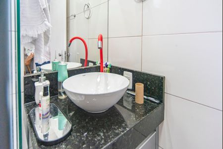 Banheiro  de apartamento à venda com 2 quartos, 55m² em Vila Lutécia, Santo André