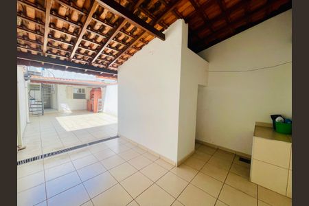 Casa à venda com 150m², 4 quartos e 1 vaga Casa à venda com 150m², 4 quartos e 1 vagaQuintal