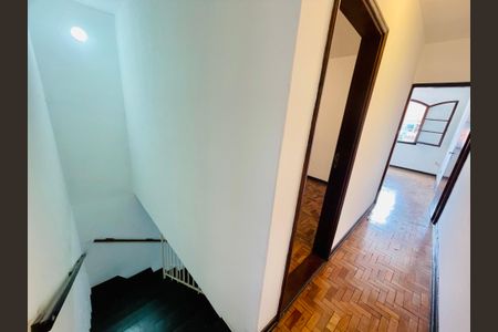 Casa à venda com 150m², 4 quartos e 1 vaga Casa à venda com 150m², 4 quartos e 1 vagaEscada acesso