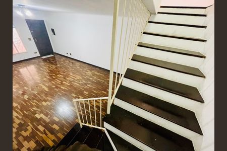 Casa à venda com 150m², 4 quartos e 1 vaga Casa à venda com 150m², 4 quartos e 1 vagaSala Escada acesso quartos