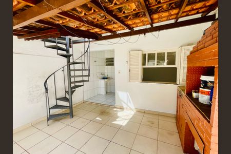 Casa à venda com 150m², 4 quartos e 1 vaga Casa à venda com 150m², 4 quartos e 1 vagaQuintal