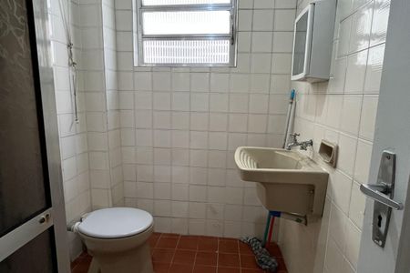 Banheiro de apartamento para alugar com 1 quarto, 42m² em José Menino, Santos