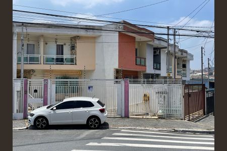 Casa à venda com 180m², 3 quartos e 3 vagas Casa à venda com 180m², 3 quartos e 3 vagasFachada