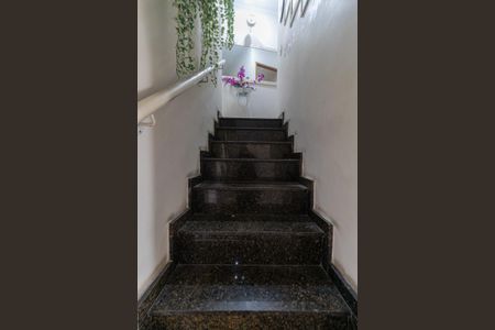 Casa à venda com 180m², 3 quartos e 3 vagas Casa à venda com 180m², 3 quartos e 3 vagasEscada