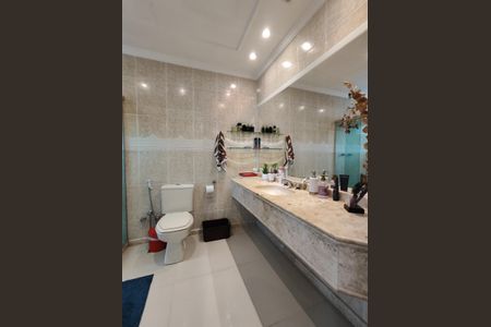 Casa de condomínio à venda com 320m², 4 quartos e 6 vagasBanheiro da Suíte 2