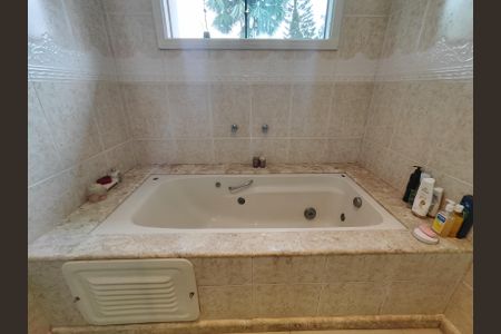 Casa de condomínio à venda com 320m², 4 quartos e 6 vagasBanheiro da Suíte 2