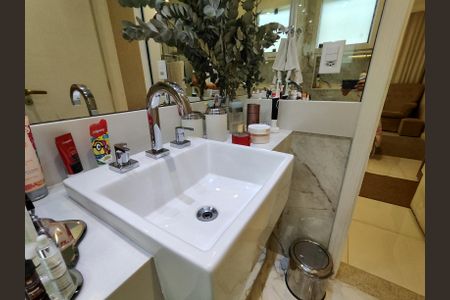 Casa de condomínio à venda com 320m², 4 quartos e 6 vagasBanheiro da Suíte 1