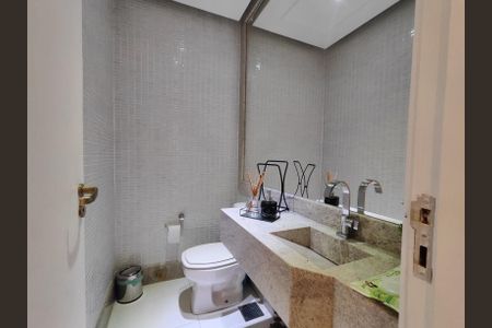 Casa de condomínio à venda com 320m², 4 quartos e 6 vagasLavabo