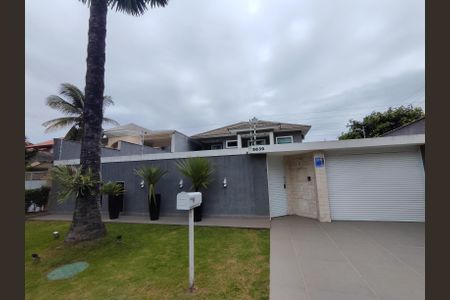 Casa de condomínio à venda com 320m², 4 quartos e 6 vagasFachada