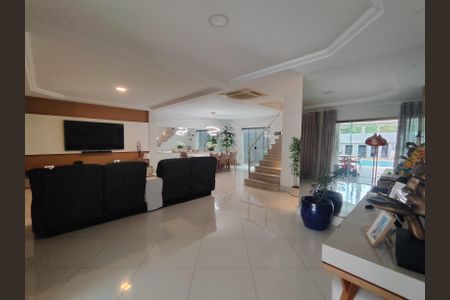 Sala de casa de condomínio para alugar com 4 quartos, 320m² em Barra da Tijuca, Rio de Janeiro