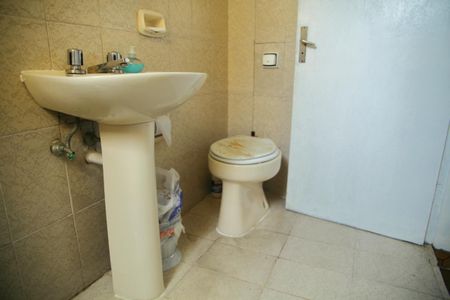 Casa à venda com 200m², 2 quartos e 2 vagasBanheiro casa 3 