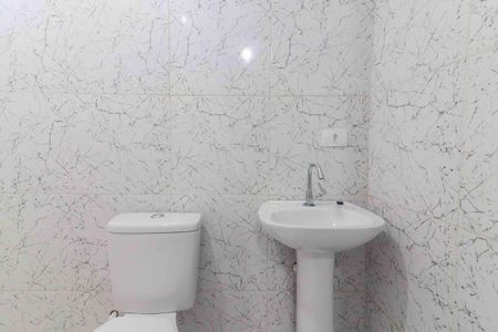 Banheiro social de kitnet/studio para alugar com 1 quarto, 25m² em Vila Tiradentes, São Paulo