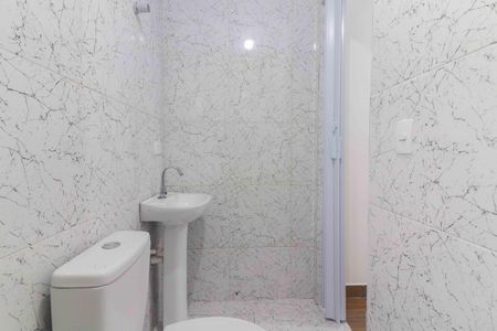 Banheiro social de kitnet/studio para alugar com 1 quarto, 25m² em Vila Tiradentes, São Paulo