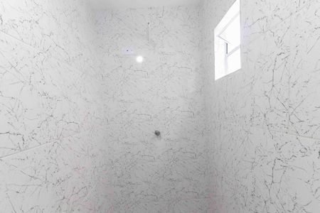 Banheiro social de kitnet/studio para alugar com 1 quarto, 25m² em Vila Tiradentes, São Paulo