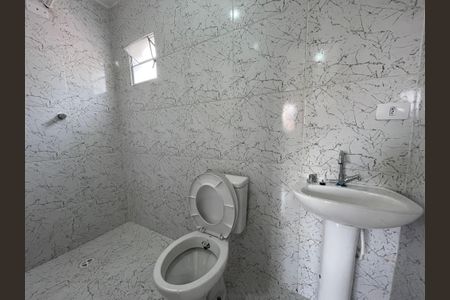 Banheiro de kitnet/studio para alugar com 1 quarto, 25m² em Vila Tiradentes, São Paulo