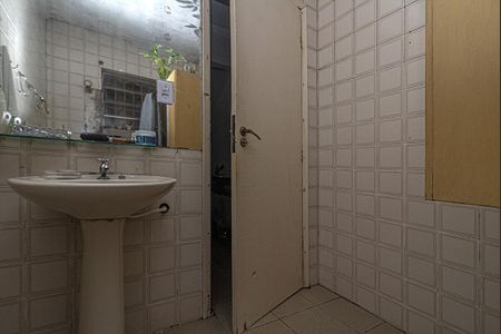 Casa para alugar com 180m², 2 quartos e 2 vagas Casa para alugar com 180m², 2 quartos e 2 vagasBanheiro social