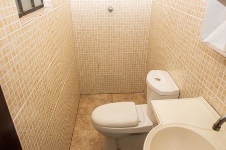 Banheiro de serviço de casa à venda com 4 quartos, 300m² em Jardim Santa Helena, São Paulo