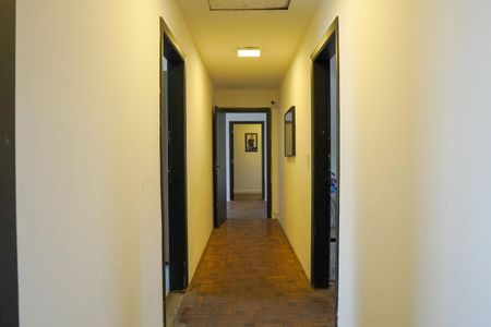 Casa à venda com 891m², 5 quartos e 6 vagas Casa à venda com 891m², 5 quartos e 6 vagasCorredor