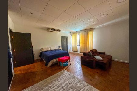 Casa à venda com 891m², 5 quartos e 6 vagas Casa à venda com 891m², 5 quartos e 6 vagasQuarto