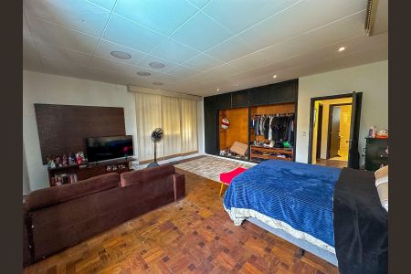 Casa à venda com 891m², 5 quartos e 6 vagas Casa à venda com 891m², 5 quartos e 6 vagasQuarto