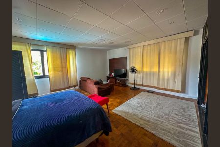 Casa à venda com 891m², 5 quartos e 6 vagas Casa à venda com 891m², 5 quartos e 6 vagasQuarto