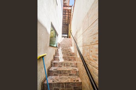 Casa à venda com 146m², 2 quartos e 2 vagasEscada