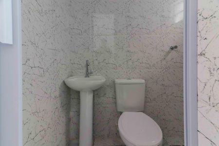 Banheiro de kitnet/studio para alugar com 1 quarto, 14m² em Vila Tiradentes, São Paulo