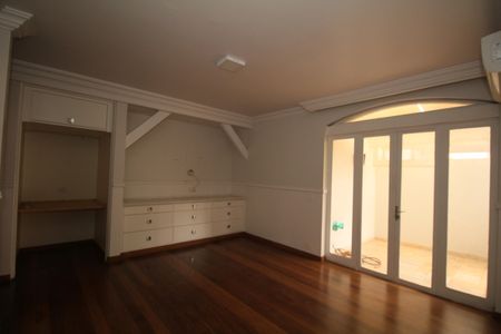 Casa para alugar com 3 quartos, 300m² em Jardim Leonor, São Paulo