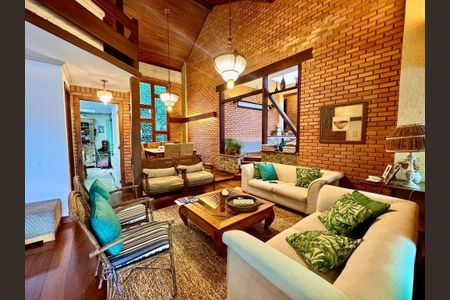 Casa à venda com 4 quartos, 240m² em Itaipu, Niterói