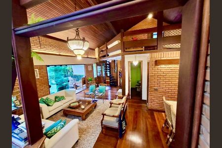 Casa à venda com 4 quartos, 240m² em Itaipu, Niterói