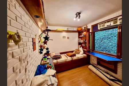 Casa à venda com 4 quartos, 240m² em Itaipu, Niterói