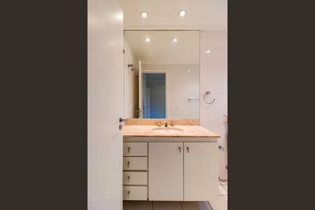 Apartamento para alugar com 254m², 4 quartos e 4 vagas Apartamento para alugar com 254m², 4 quartos e 4 vagasBanheiro da Suíte 2