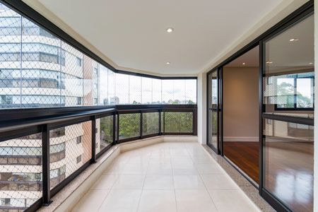 Apartamento para alugar com 254m², 4 quartos e 4 vagas Apartamento para alugar com 254m², 4 quartos e 4 vagasVaranda