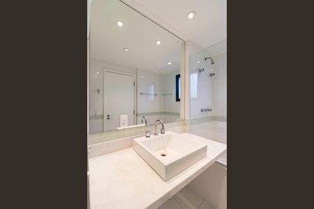 Apartamento para alugar com 254m², 4 quartos e 4 vagas Apartamento para alugar com 254m², 4 quartos e 4 vagasBanheiro da Suíte 4