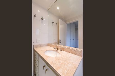 Apartamento para alugar com 254m², 4 quartos e 4 vagas Apartamento para alugar com 254m², 4 quartos e 4 vagasBanheiro da Suíte 2