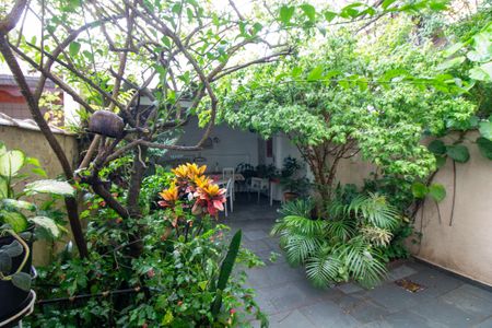 Casa à venda com 252m², 3 quartos e 2 vagas Casa à venda com 252m², 3 quartos e 2 vagasQuintal / Área para Churrasqueira